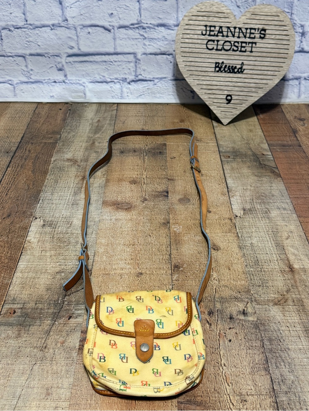 Y2K Dooney & Bourke shoulder bag crossbody with visible flaws
This bag is a vin